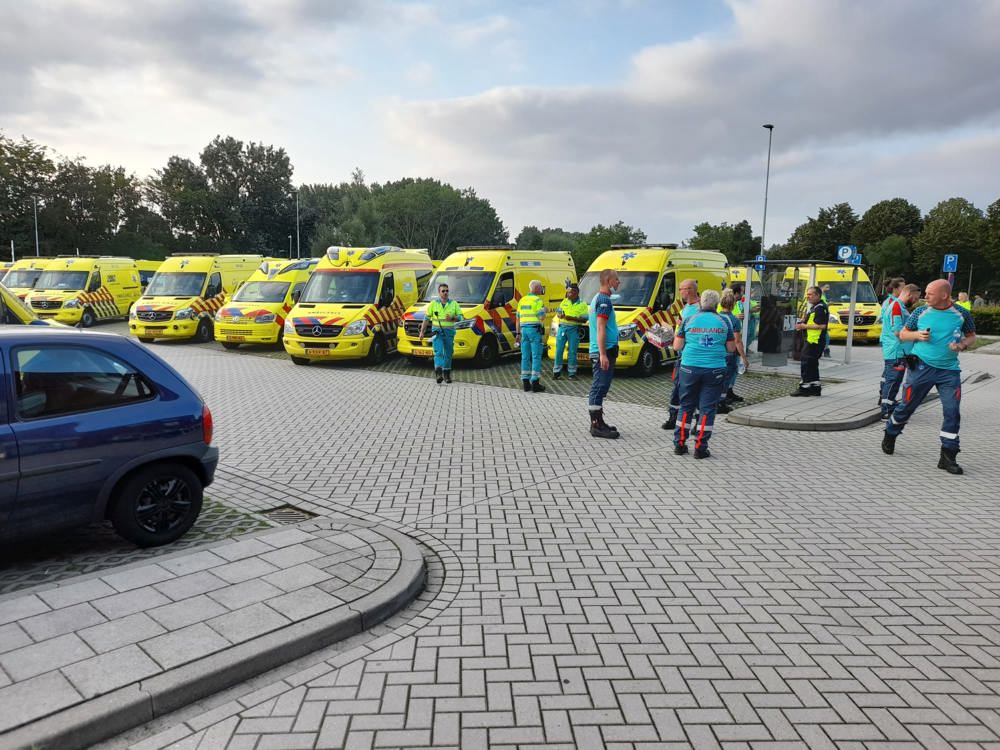 Hoogwater 2021, parkeerplaats met ambulances