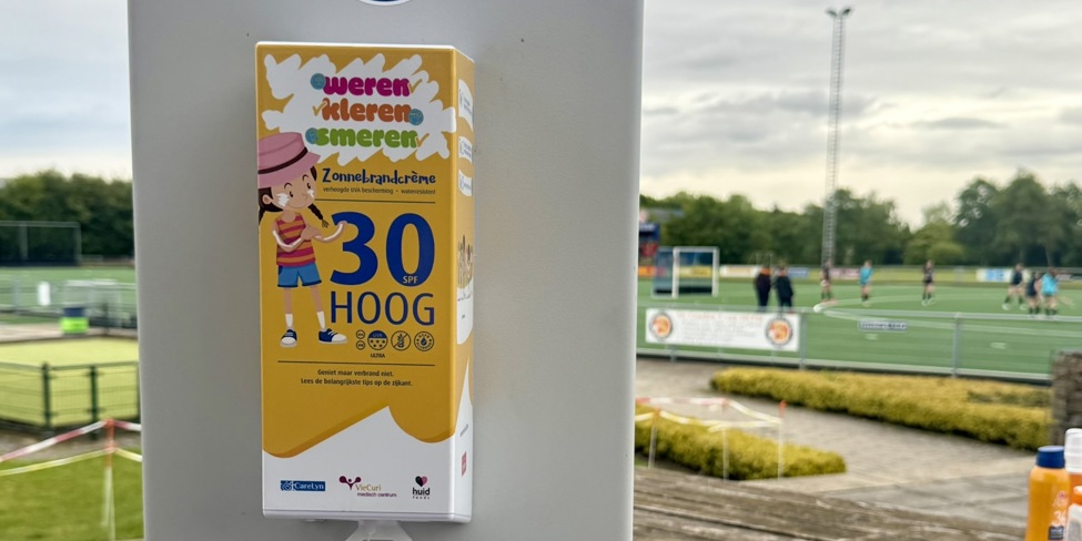 Zonnebrandcrème dispenser bij Hockeyclub Peel & Maas