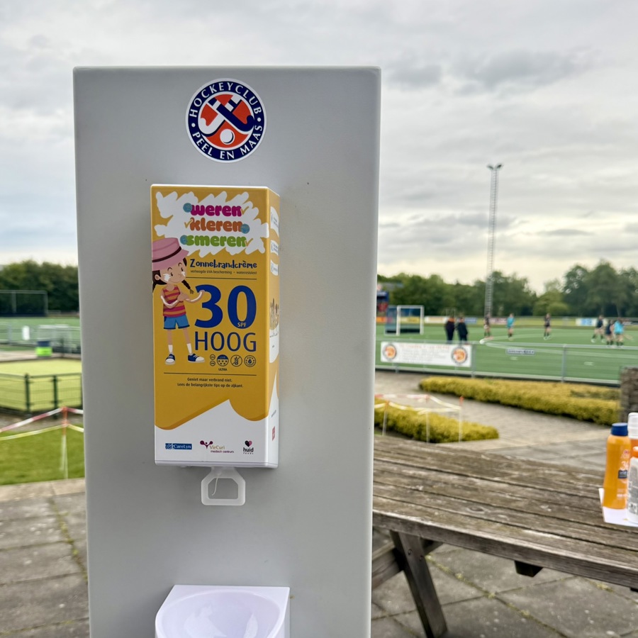 Zonnebrandcrème dispenser bij Hockeyclub Peel & Maas