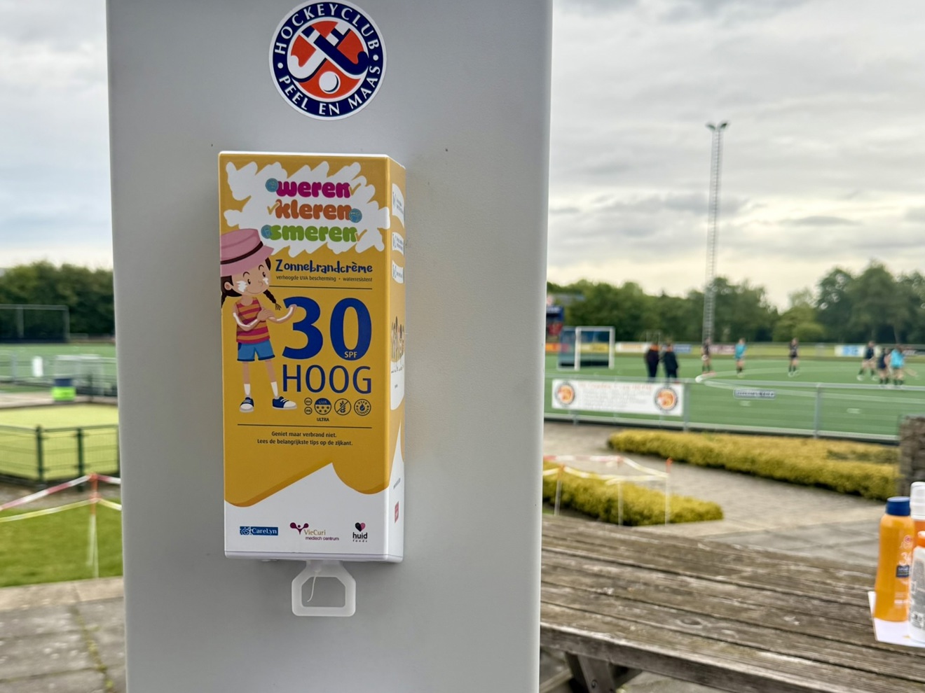 Zonnebrandcrème dispenser bij Hockeyclub Peel & Maas