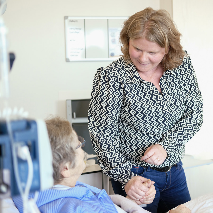 verpleegkundige komt thuis bij patiënt voor chemobehandeling verpleegkundige komt thuis bij patiënt voor chemobehandeling