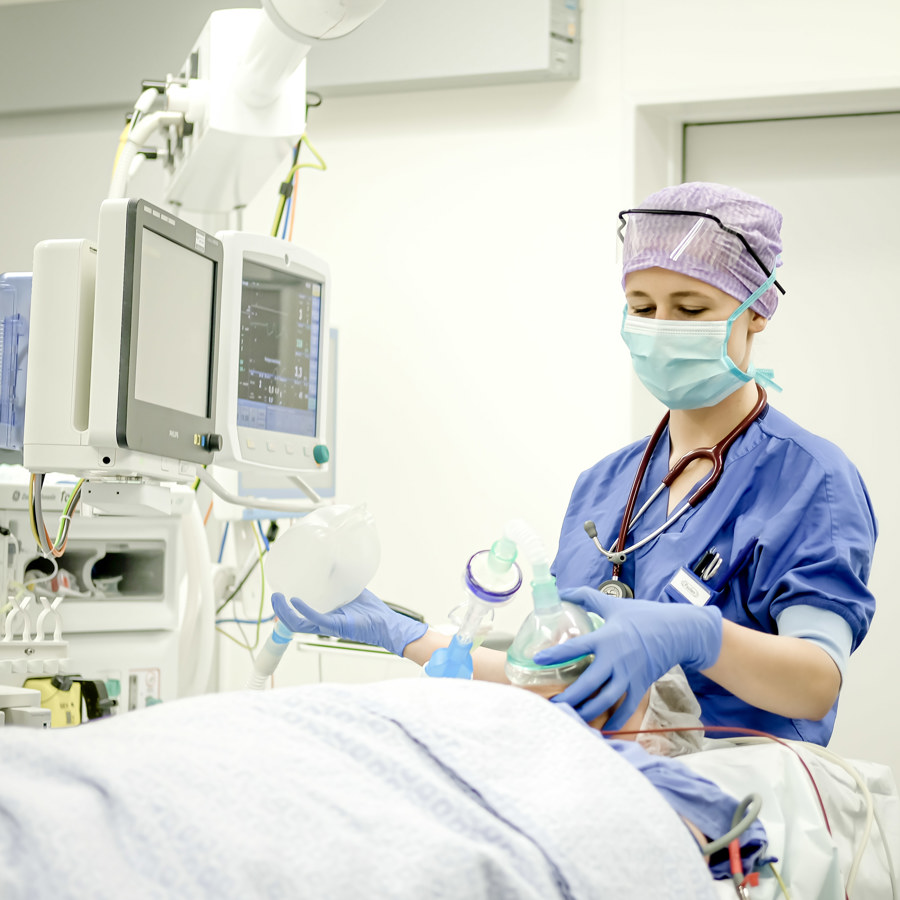 anesthesiemedewerker met patiënt in operatiekamer anesthesiemedewerker met patiënt in operatiekamer