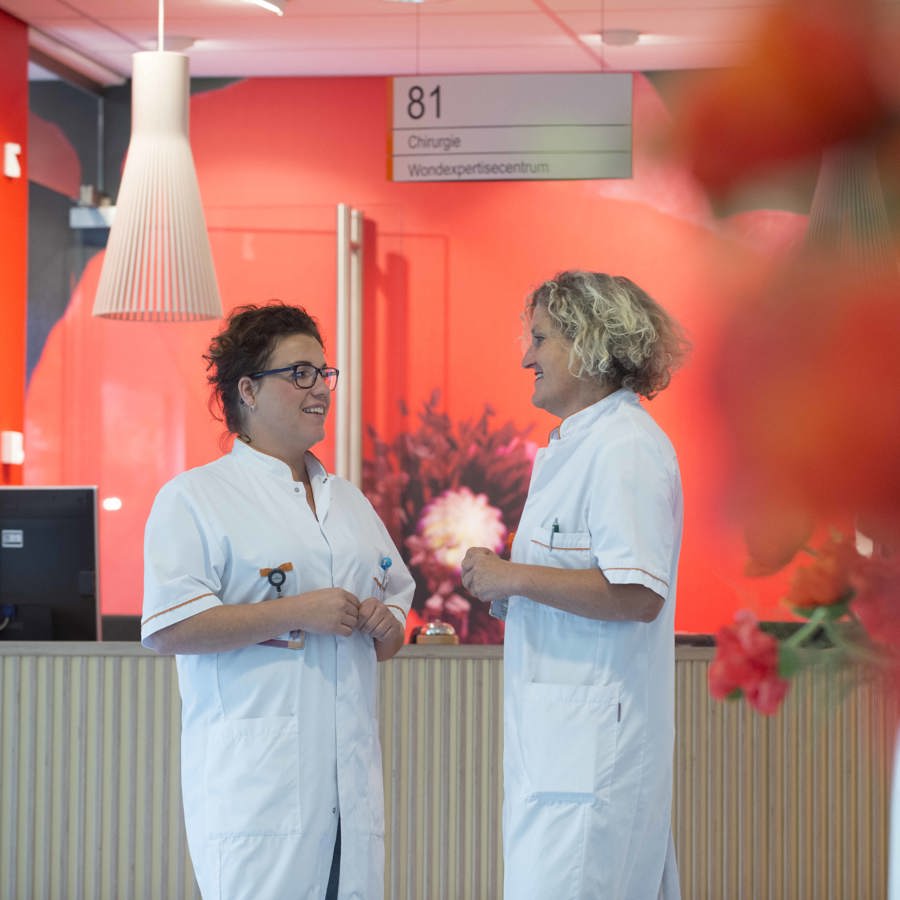 twee artsen in gesprek twee artsen in gesprek