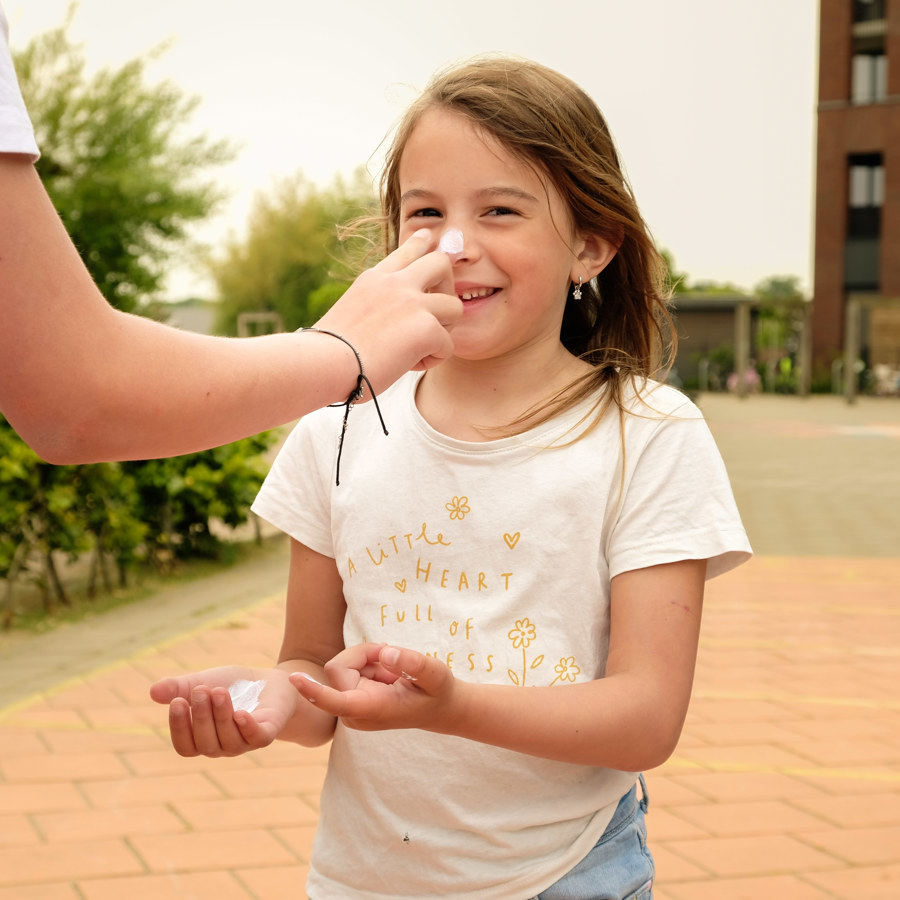 Insmeren met zonnebrandcrème Insmeren met zonnebrandcrème