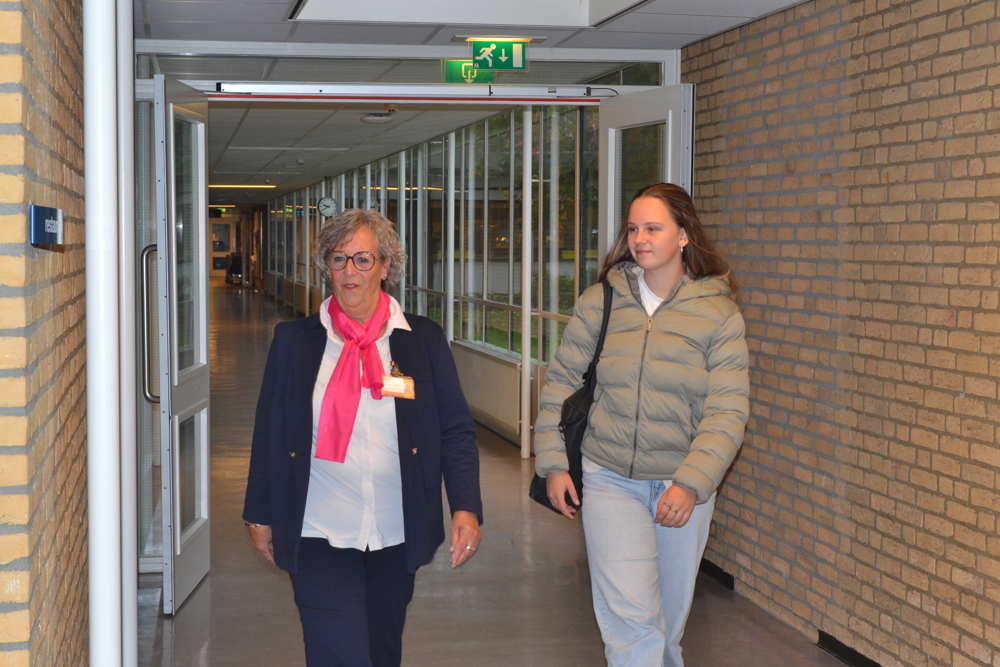 Vrijwilliger Lenny van Galen wijst mensen de weg in VieCuri Venray Vrijwilliger Lenny van Galen wijst mensen de weg in VieCuri Venray