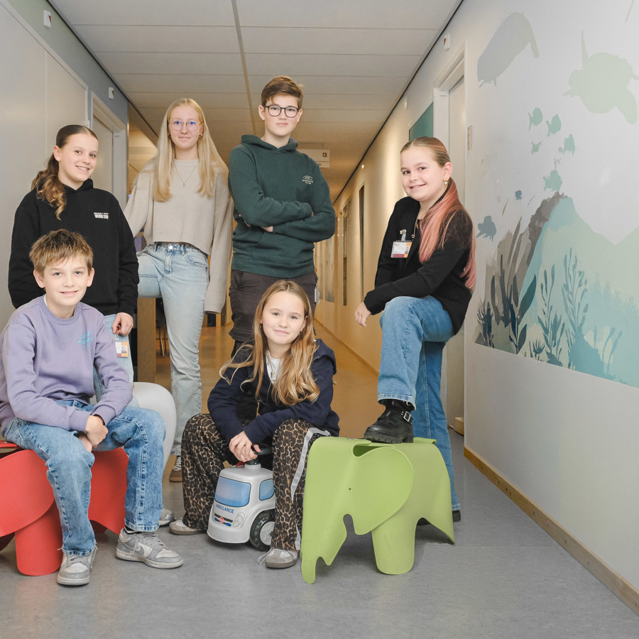 KinderAdviesRaad, staand v.l.n.r. Fleur, Zoe, Joris, Chenoa. Zittend v.l.n.r. Jannes, Lissa. Niet op de foto : Kuba en Maxim