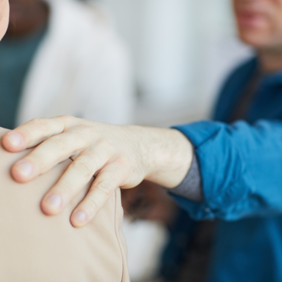 Hand op schouder Hand op schouder