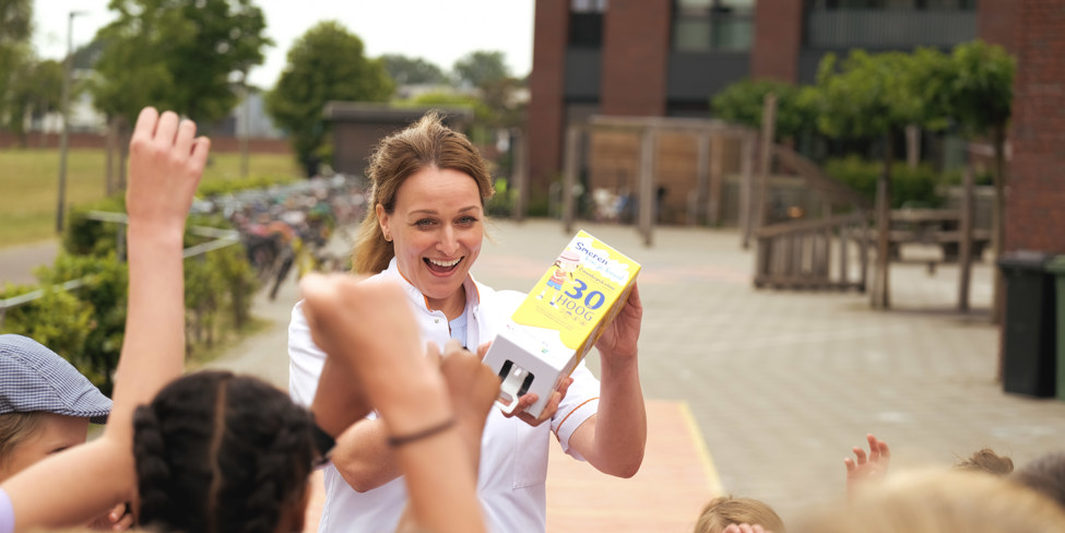 Karen van Poppelen met zonnebrandactie