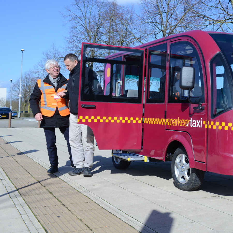 Bent u slecht ter been, dan brengt de parkeertaxi u tot de ingang van het ziekenhuis Bent u slecht ter been, dan brengt de parkeertaxi u tot de ingang van het ziekenhuis