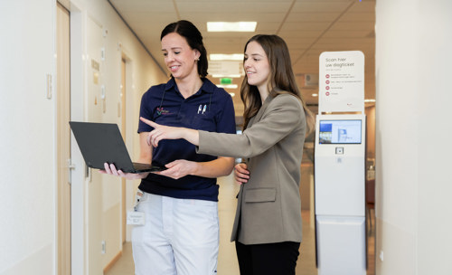 Evelien en Milou bekijken op een laptop of de gegevens juist zijn